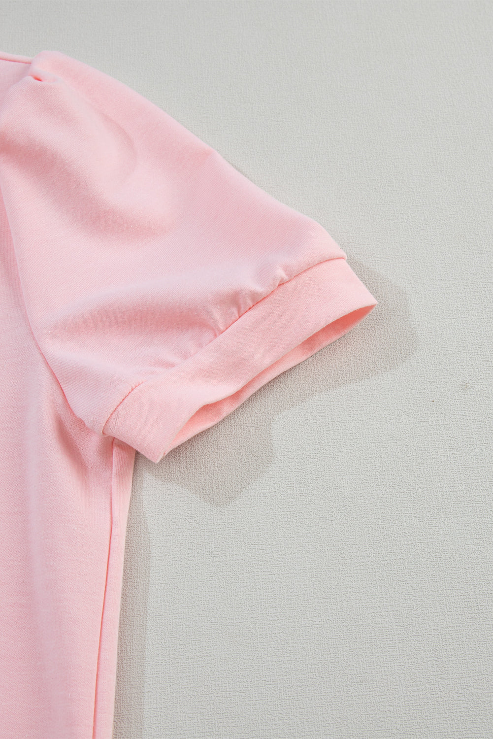 V-neck pink t-shirt and puffy sleeves