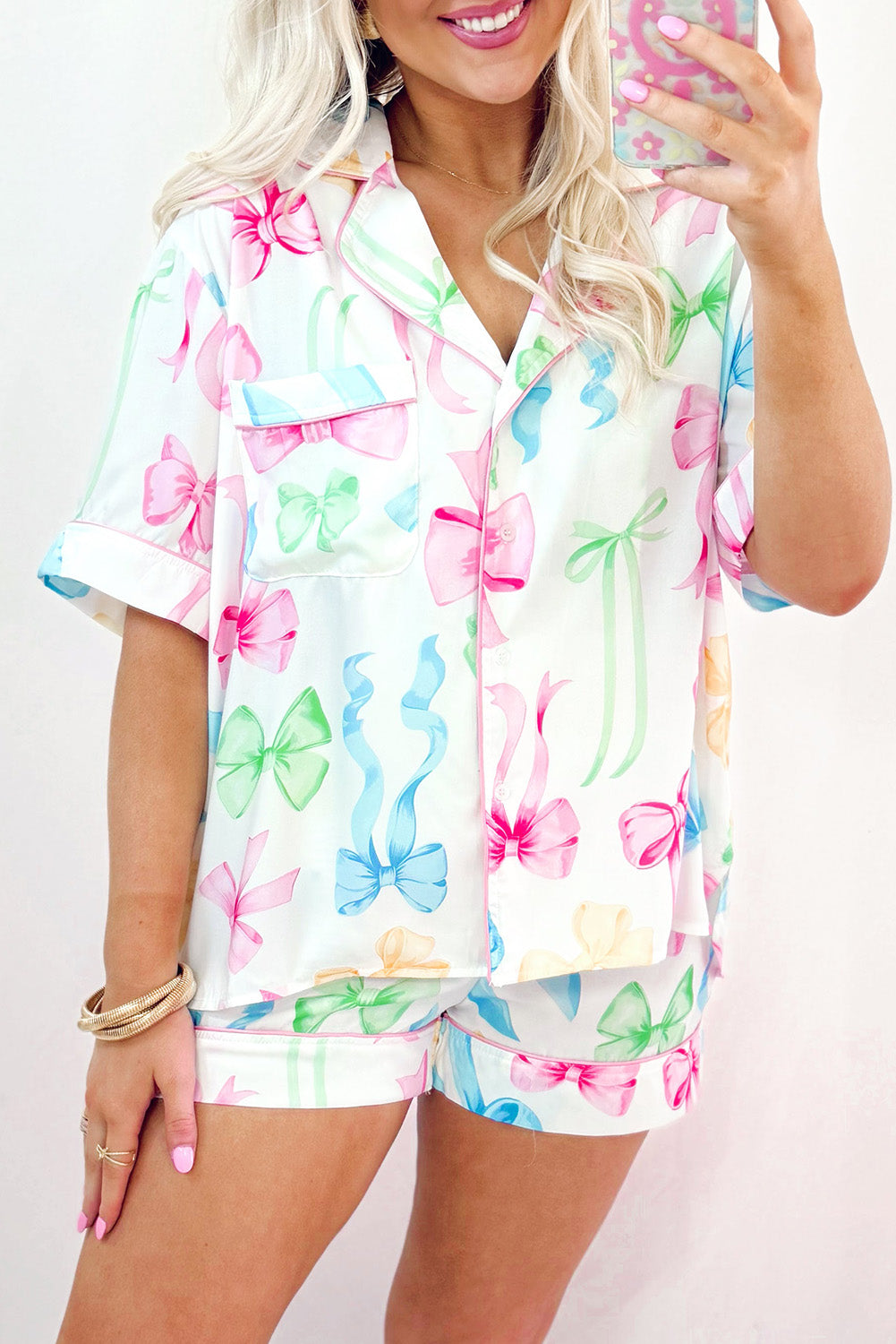 Ensemble pyjama blanc avec chemise boutonnée et short taille haute imprimé nœud papillon-A WOMAN WE LOVE