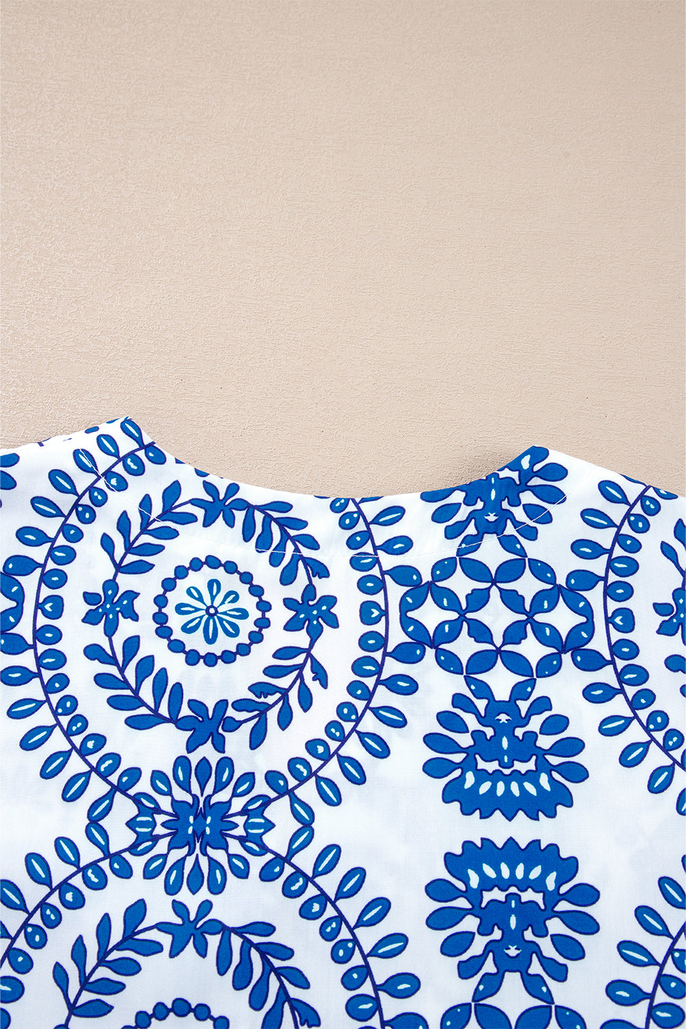 Chemise à col en V fendue à manches bouffantes et imprimé géométrique vintage bleu ciel-A WOMAN WE LOVE