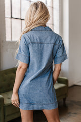 Vestido de mezclilla depactado con mangas cortas *