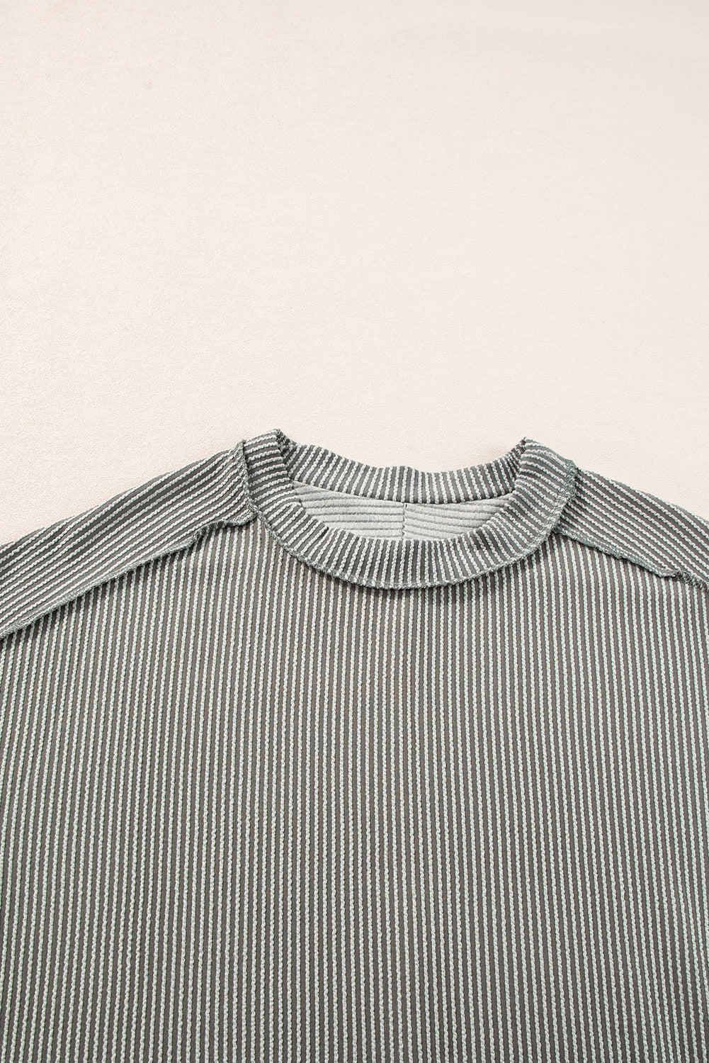 Camiseta de costura expuesta de tejido de textura gris medio