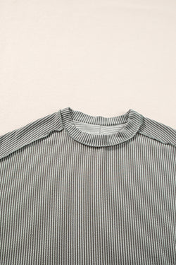 Camiseta gris medio en un punto texturizado *