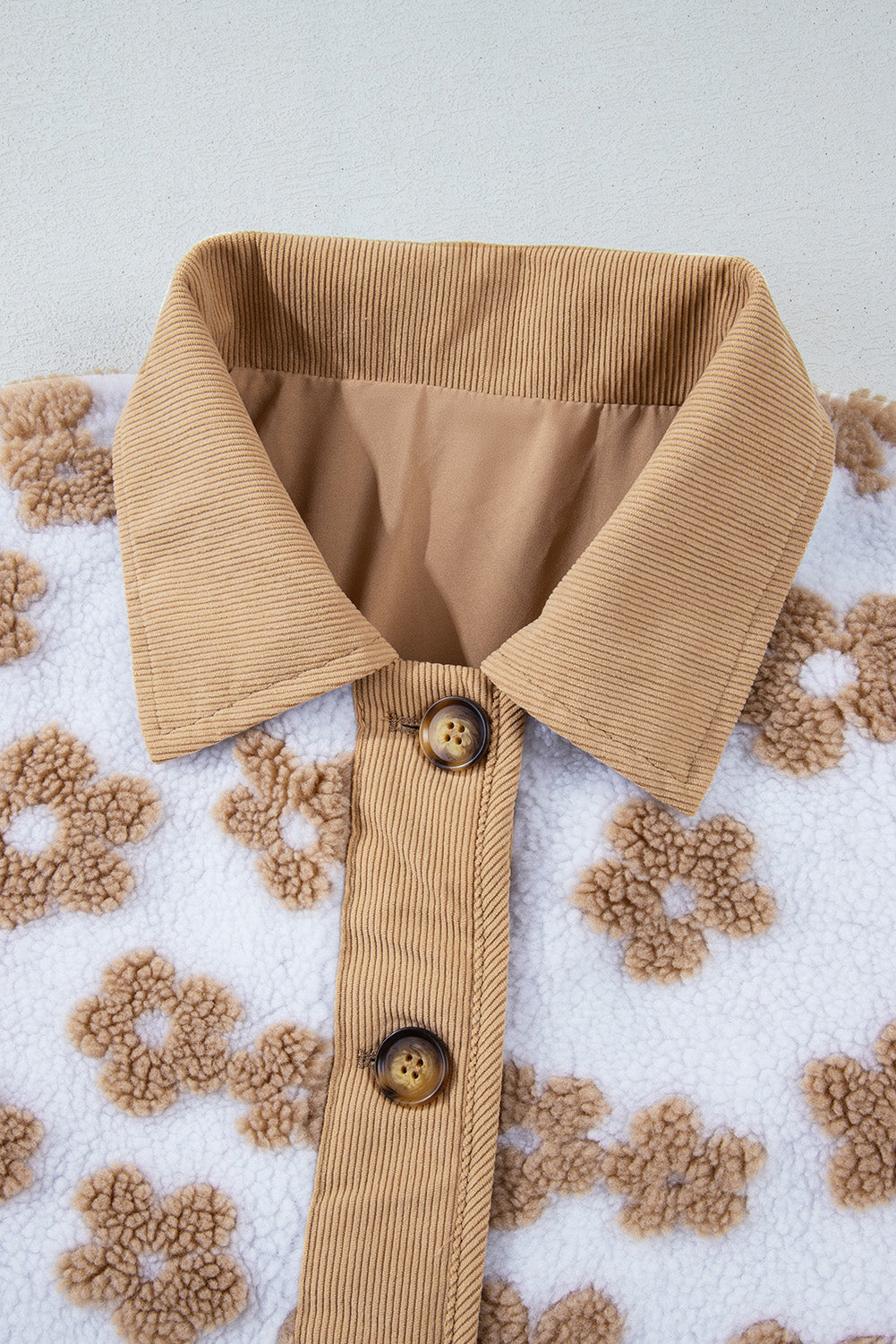 Leichter französischer Beige süßes Blumenmuster -Knopf UP Fleece Jacke