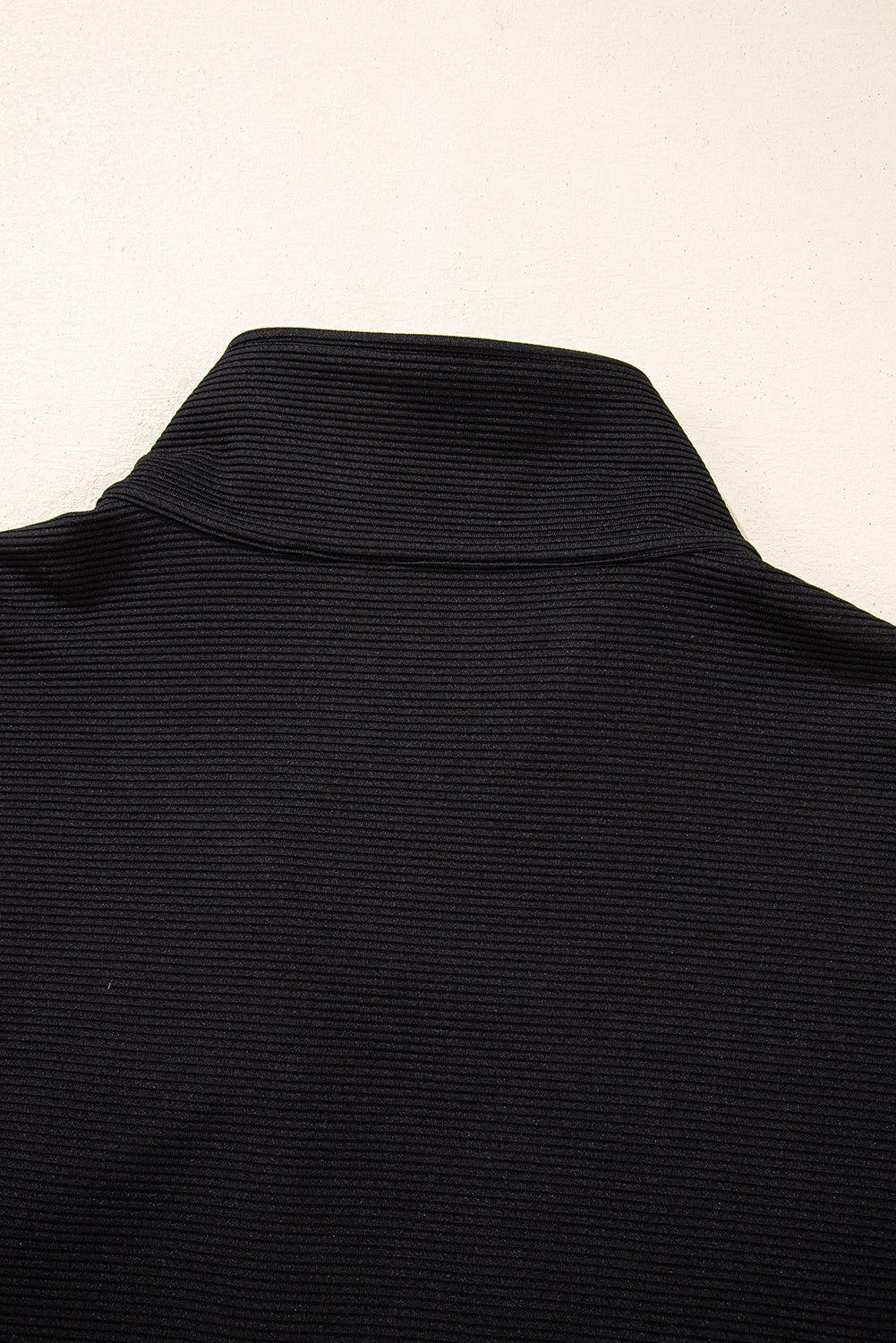 Ensemble short et haut à cordon de serrage texturé noir avec poche kangourou et fermeture éclair sur un quart-A WOMAN WE LOVE