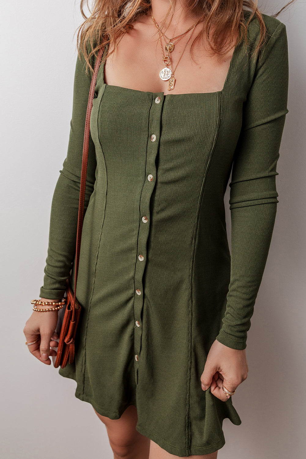 Mini-robe en tricot côtelé vert guacamole, col carré, boutonnée, manches longues