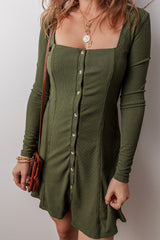 Mini-robe en tricot côtelé vert guacamole, col carré, boutonnée, manches longues