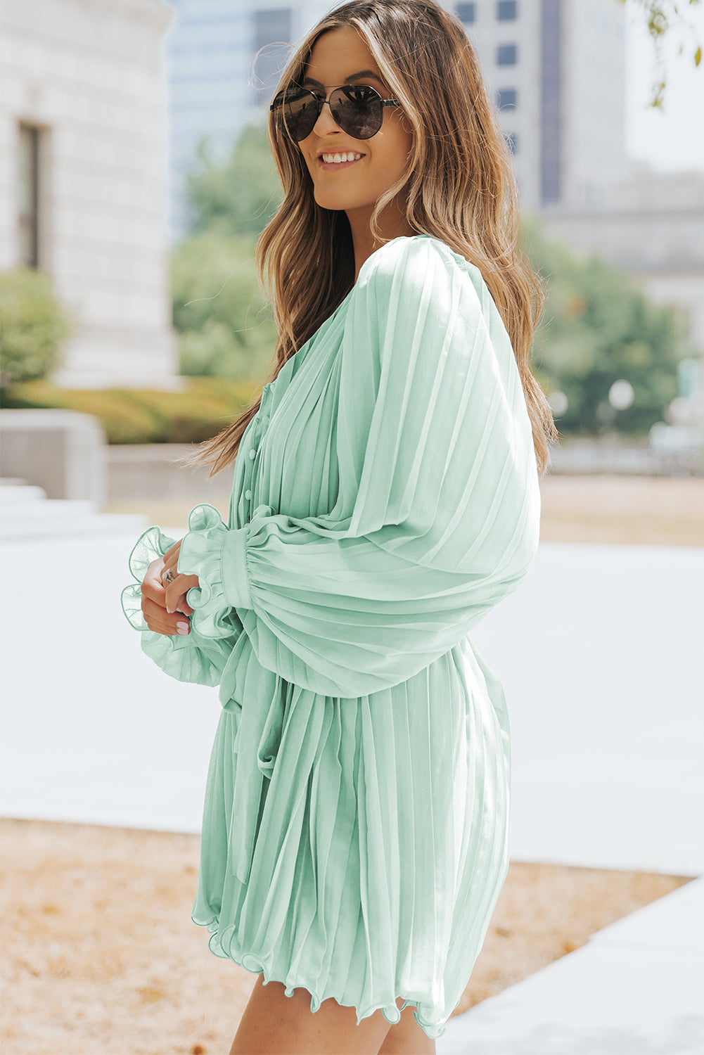 Combi-short plissée à volants et boutons à la taille, col en V, vert-A WOMAN WE LOVE