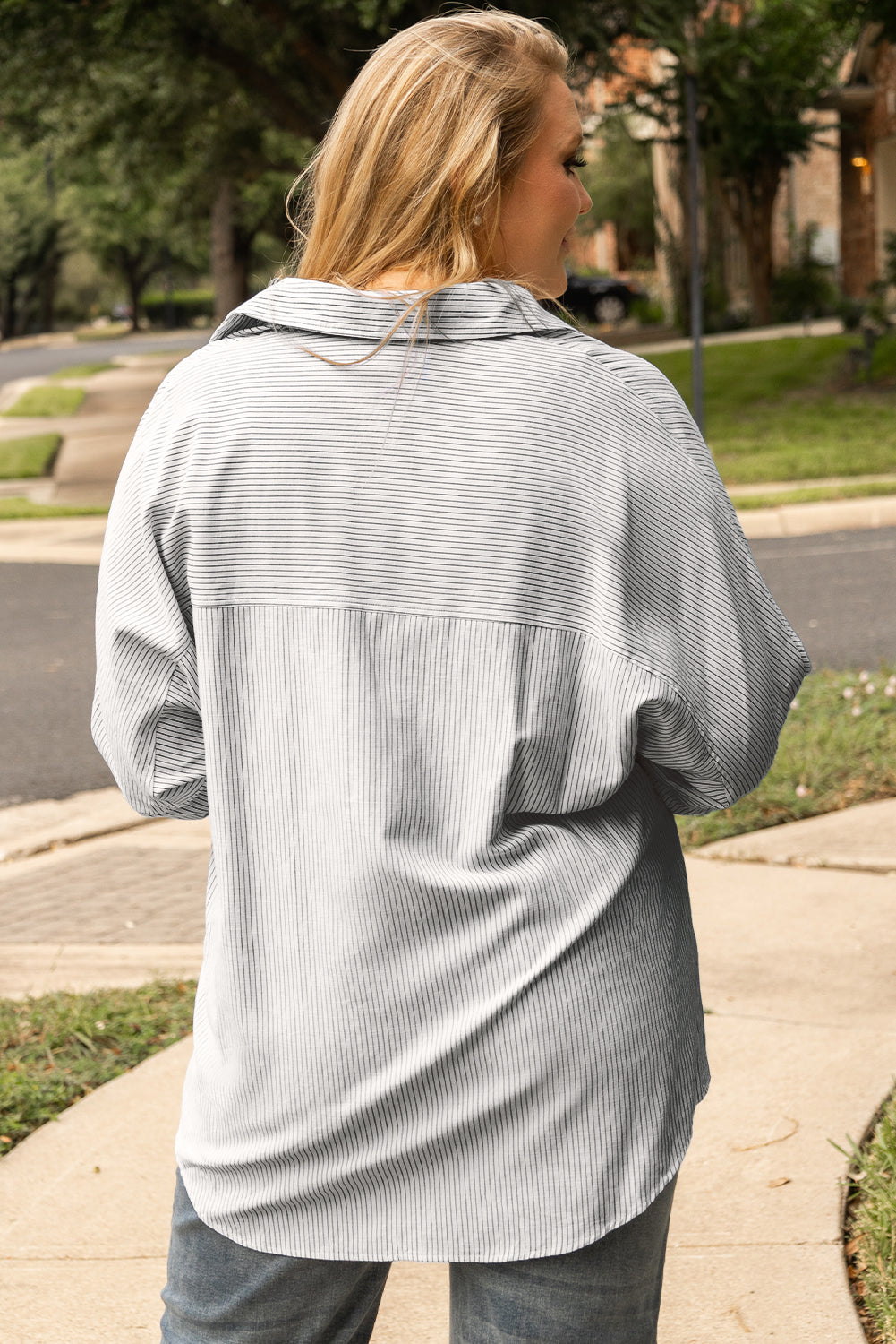 Chemise blanche boutonnée à manches retroussées et à rayures, grande taille