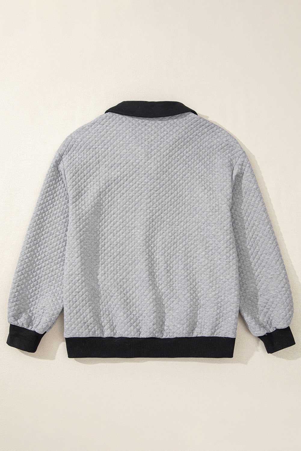 Sudadera gris texturizada gris claro en el bloque de color de los bordes y collar abotonado