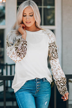 Top beige con leopardo impreso de manga hinchada