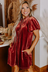 Mini-robe droite en velours cannelle, encolure smockée, manches bouffantes