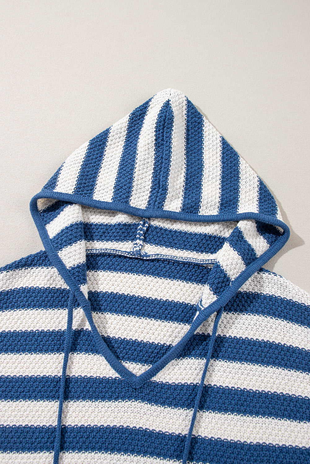 Pull à capuche avec cordon de serrage et poches à col en V et rayures bleues