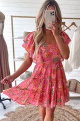 Vestido de flores rosa con cuello cuadrado y mangas de volantes