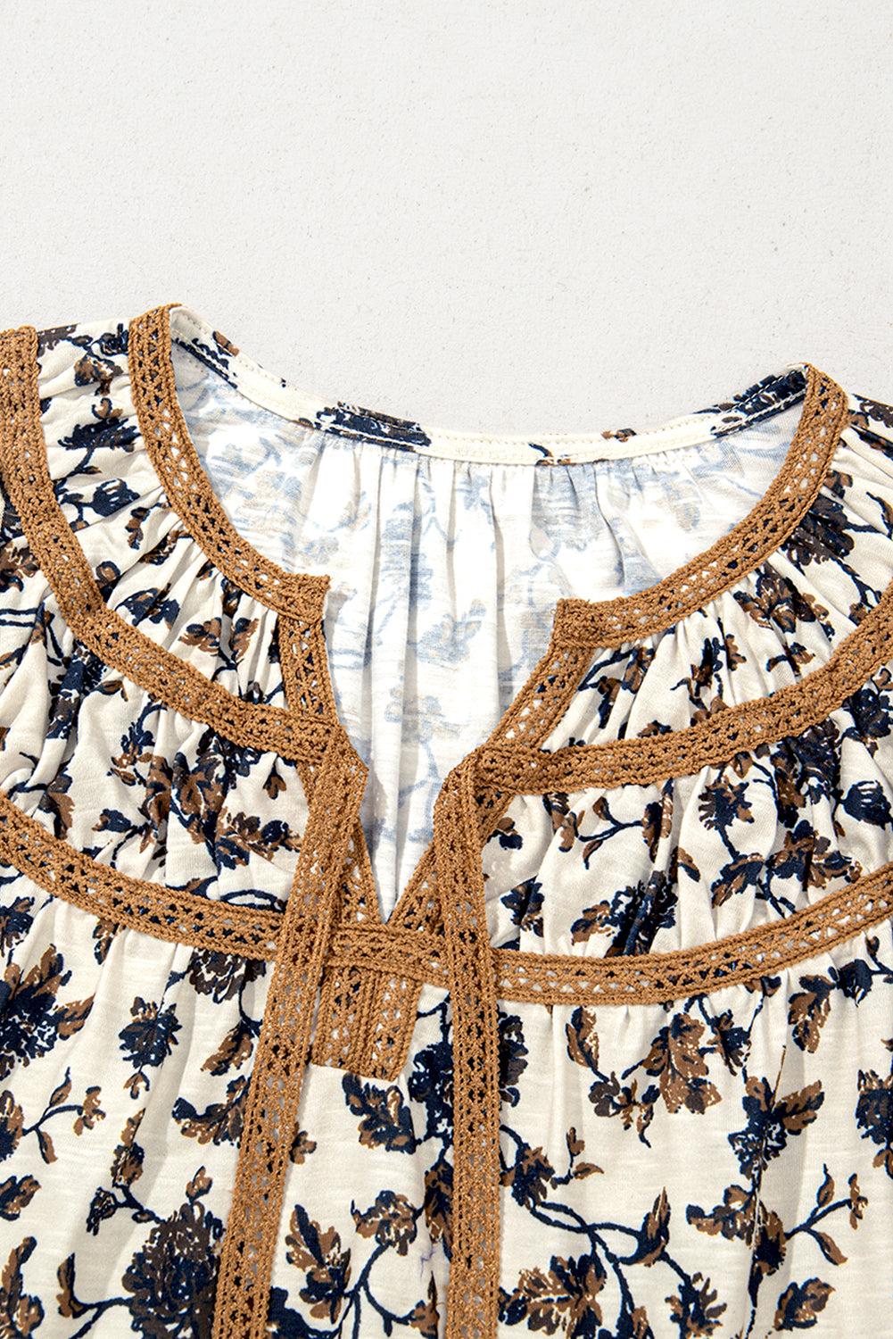 Blusa blanca con volantes y flores con cordones *