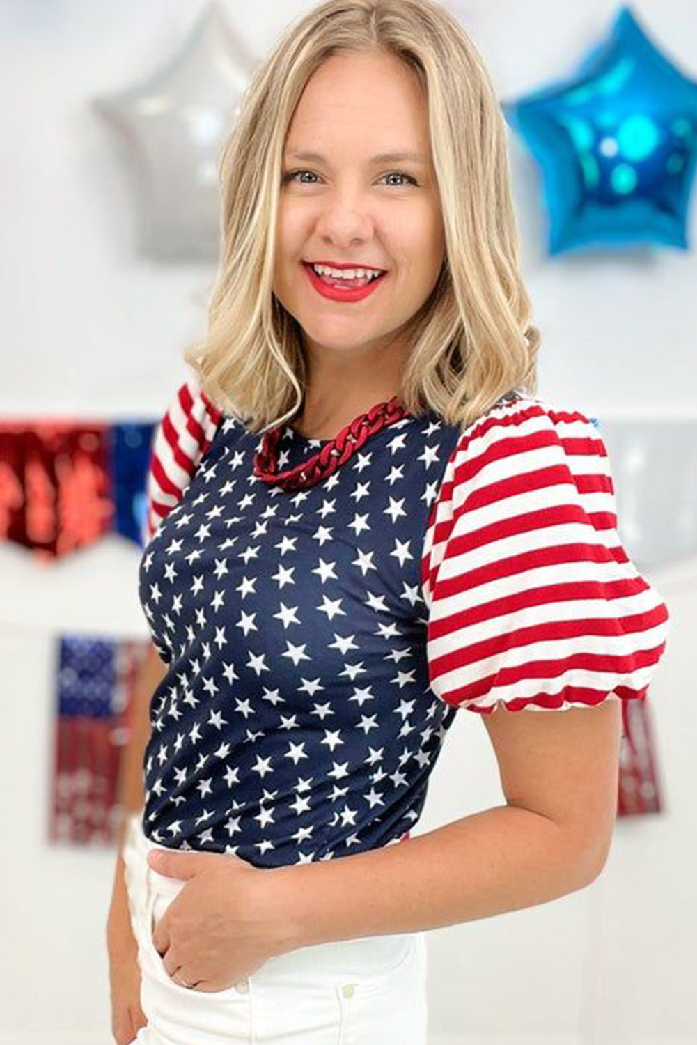 Camiseta azul marino con mangas hinchadas y rayas de estrellas del 4 de julio