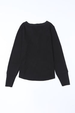 Alto Henley en tejido negro en relieve con un escote fronterizo