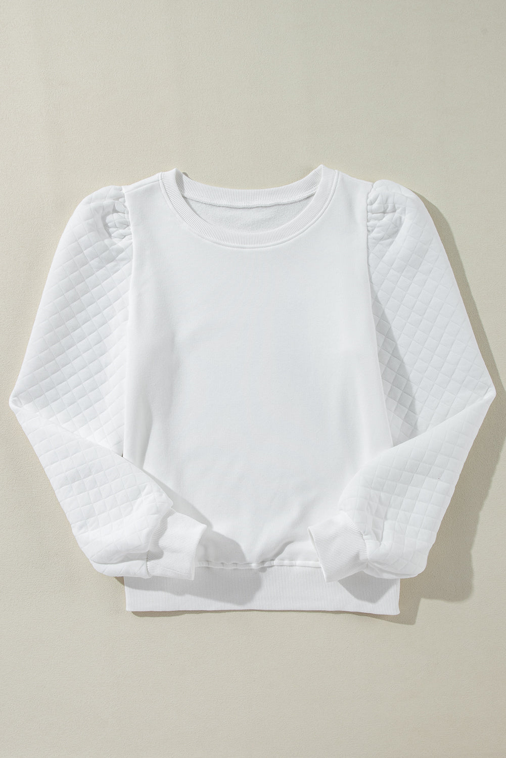 Sudadera blanca unida con mangas hinchadas y cuello redondo