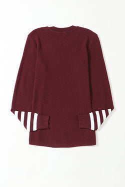 Pull en tricot uni à manches rayées rouge