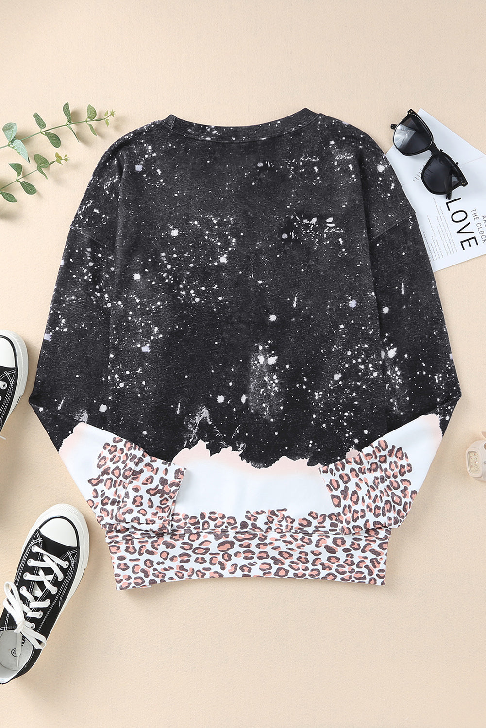 Sudadera blanqueada con leopardo negro