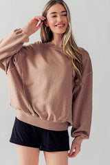 Marrón de sudadera con costuras expuestas, manijas de murciélagos y hombros caídos