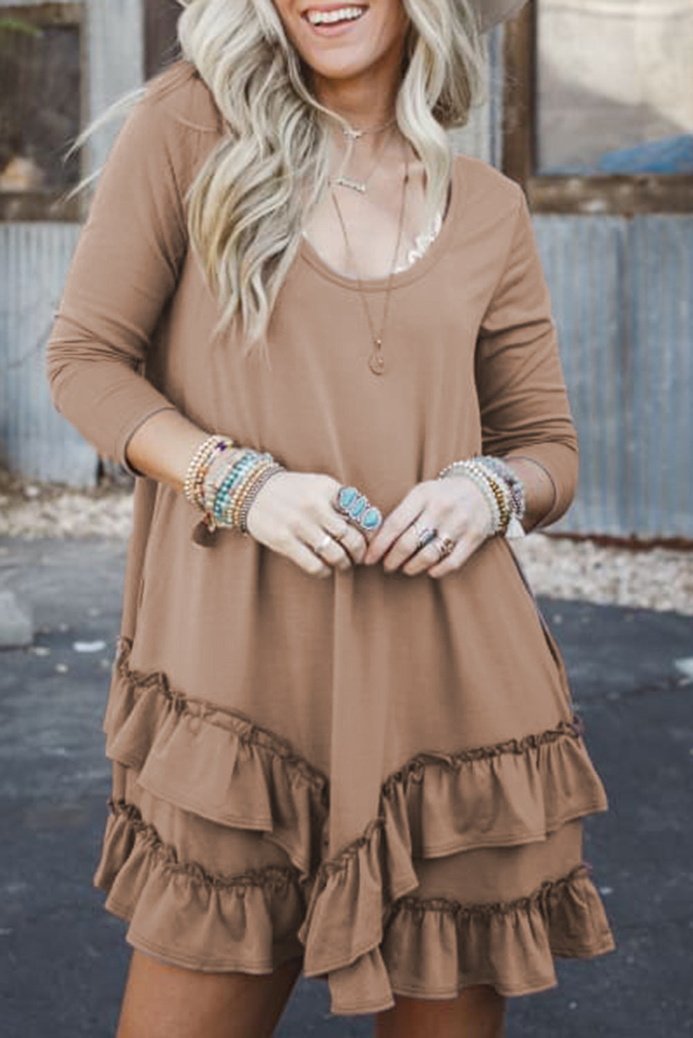 Long sleeve mini-robe and neckline released in goat