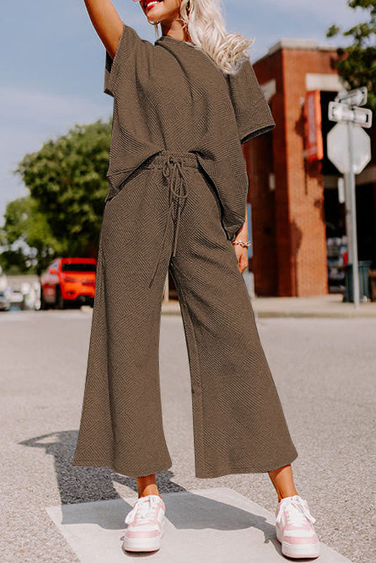 Camisa de ajuste suelto de textura marrón y pantalones con cordón