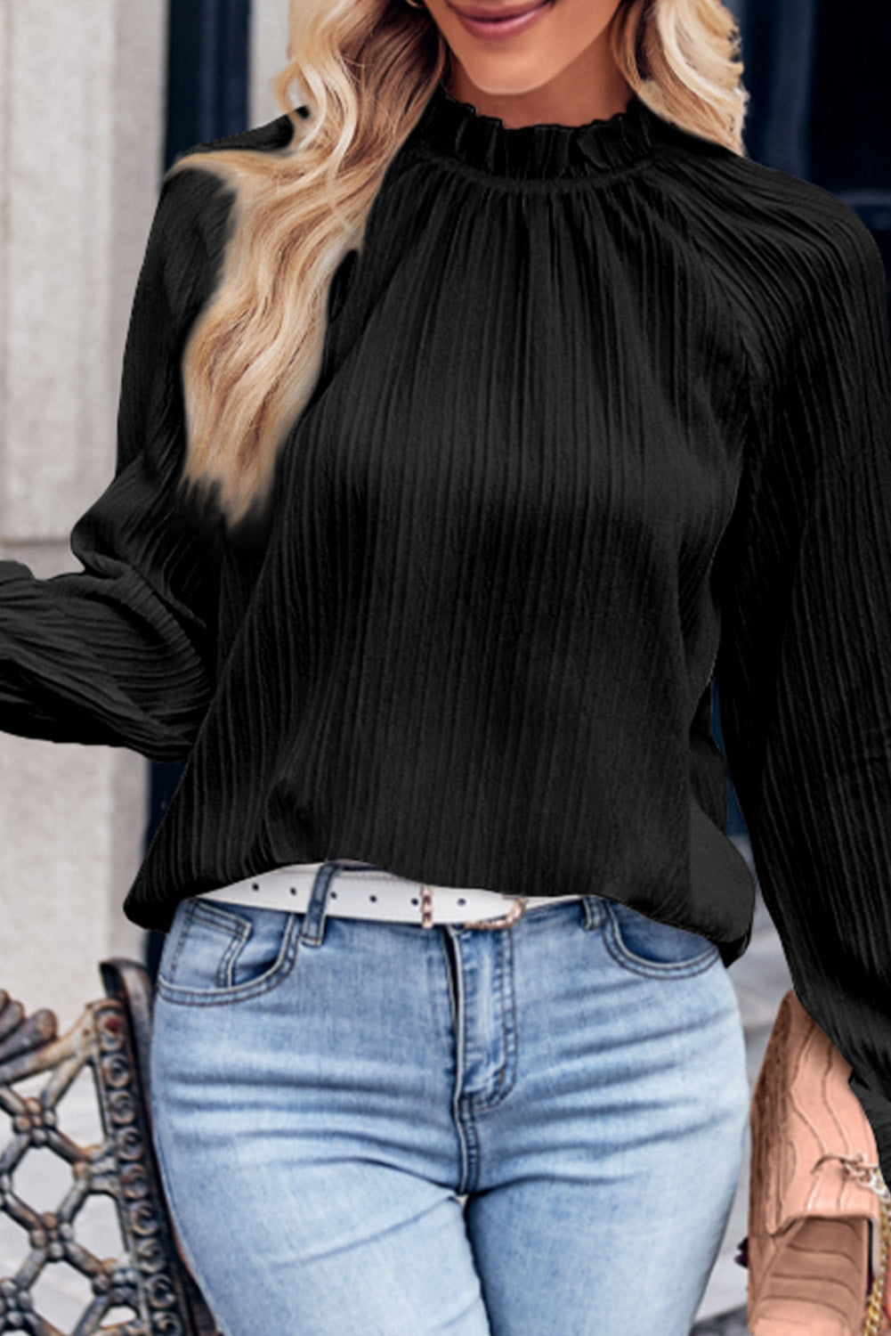 Chemisier noir à volants et col montant, manches bulles ondulées-A WOMAN WE LOVE