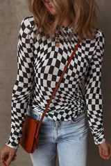 Long -sleeved black top and uphill collar in checkered pattern mesh
