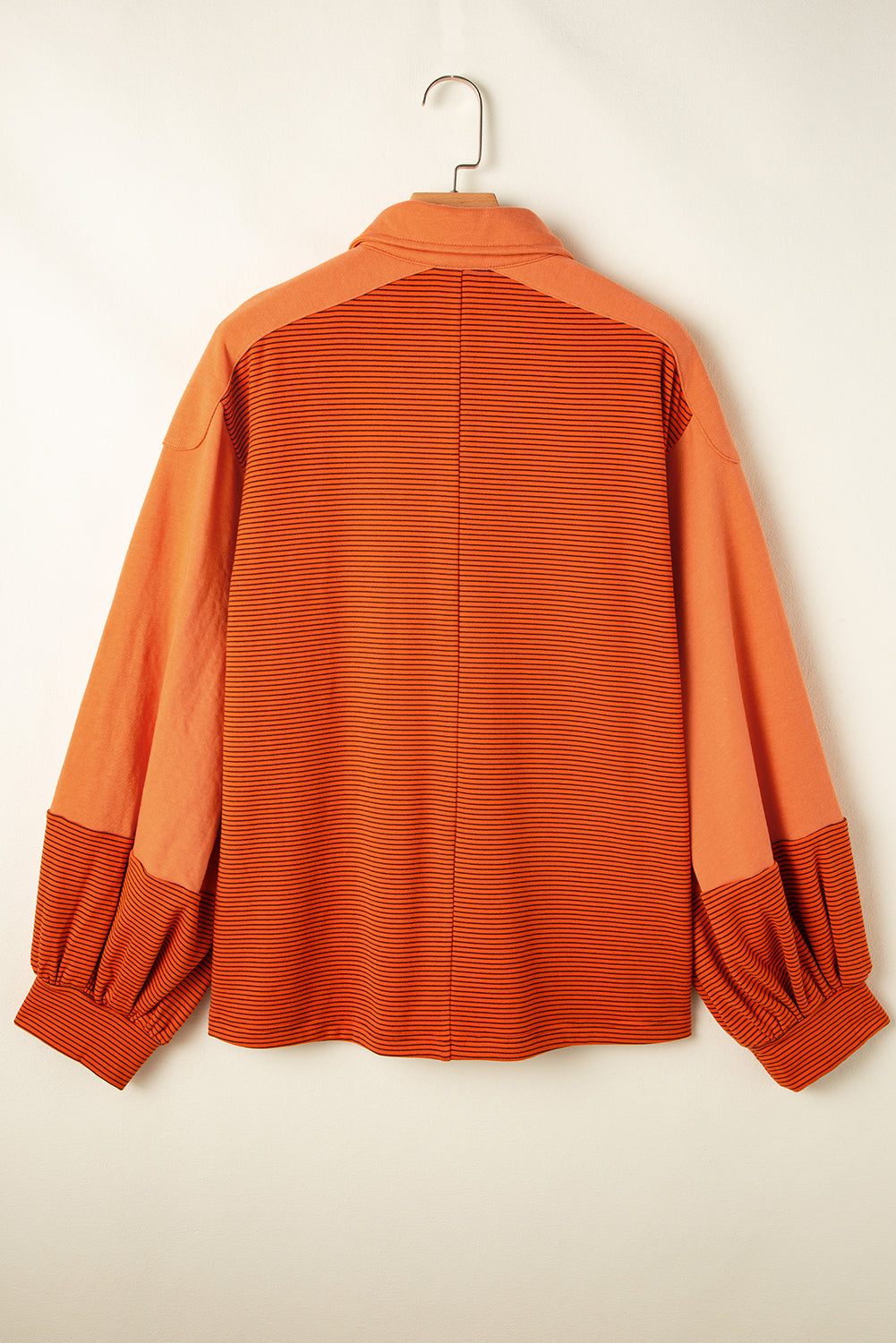 Orangefarbener Streifen freiliegende Naht Henley Turndown Neck Puff-Ärmel Sweatshirt