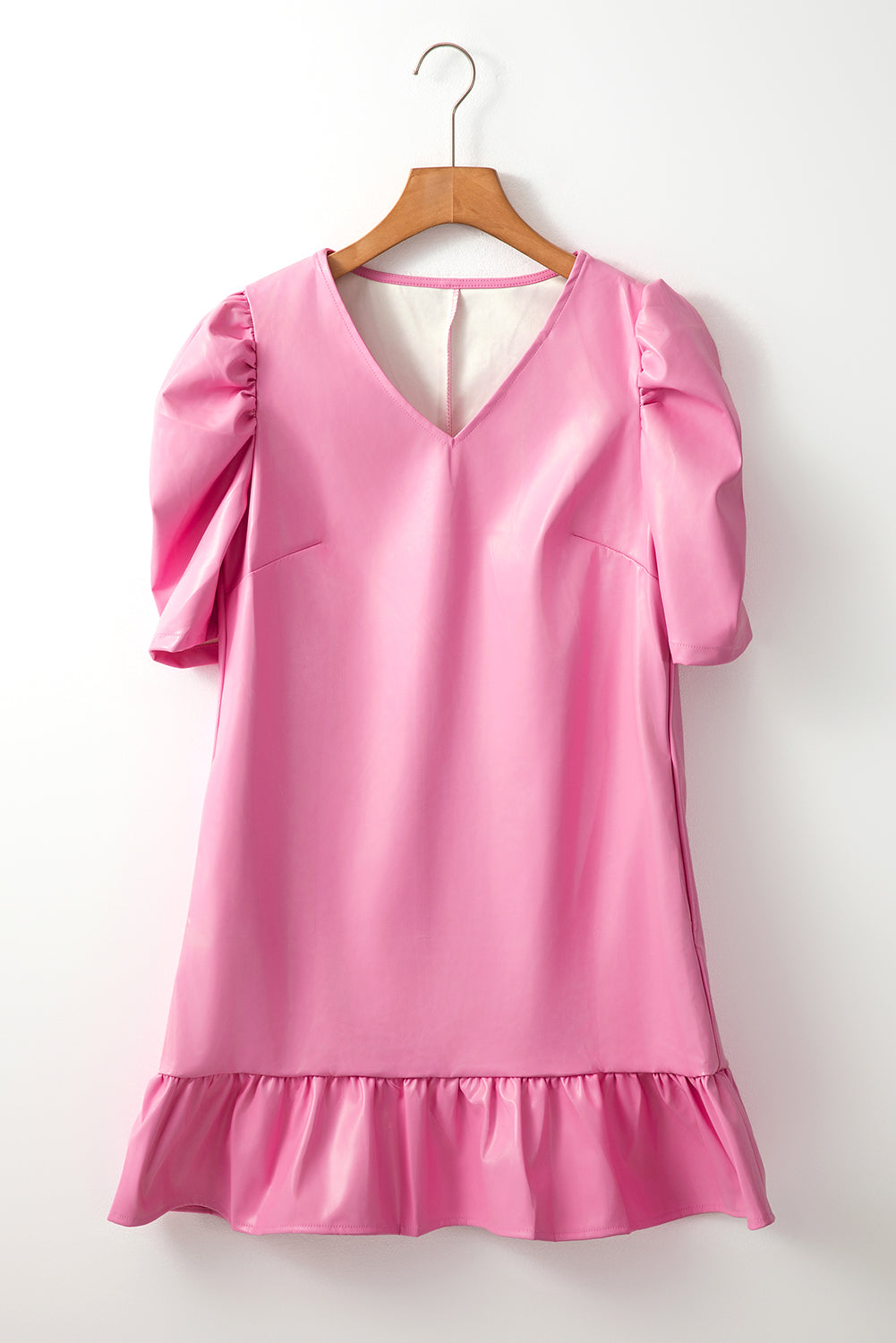 Mini-robe rose plissée à manches courtes et col en V avec ourlet à volants