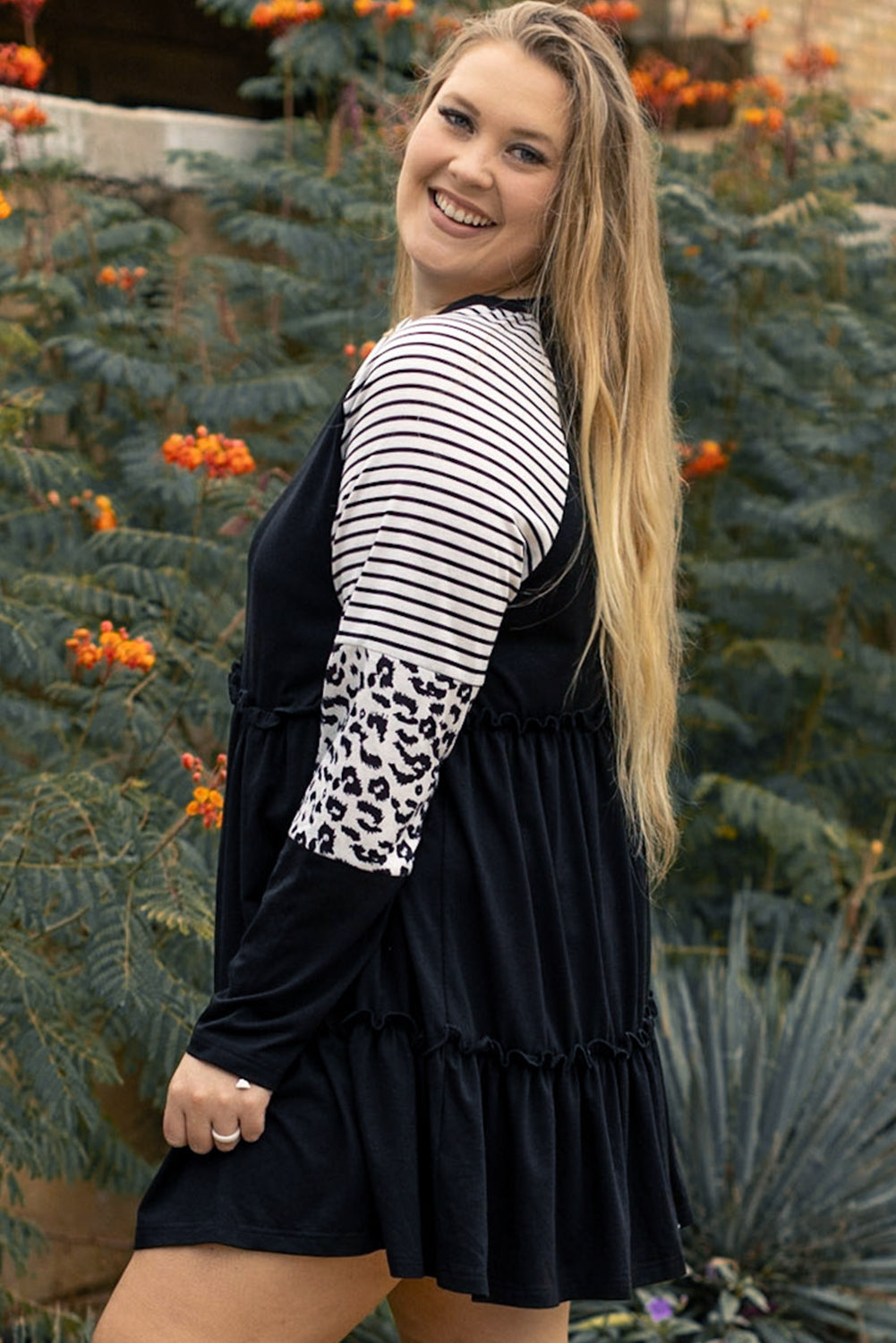 Vestido con volantes de manga de parche de leopardo a rayas de talla grande