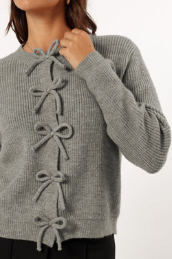 Cardigan boutonné en tricot côtelé gris philippin avec nœud sur le devant