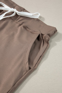 Pantalon de jogging marron foncé avec poches et cordon de serrage à la taille