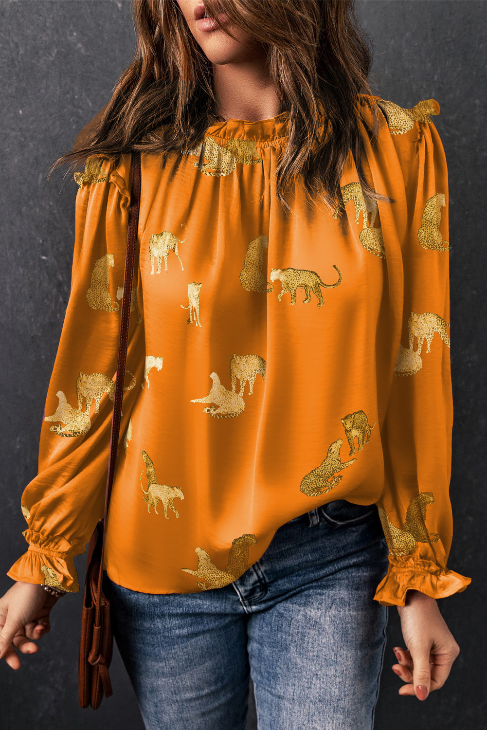 Blouse orange à manches volantées et imprimé guépard