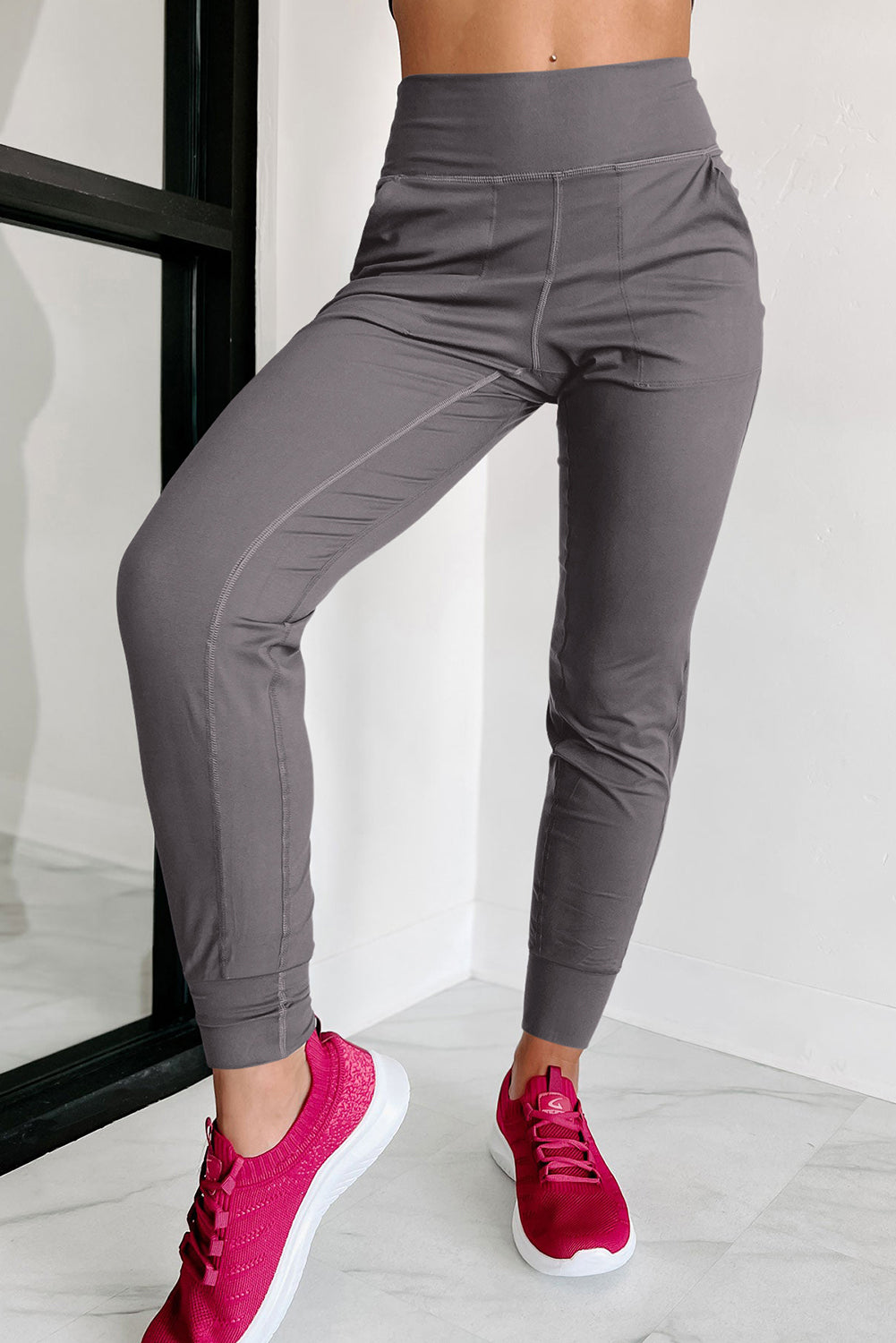 High waisted jogging pants with pockets and exposed seams in medium gray