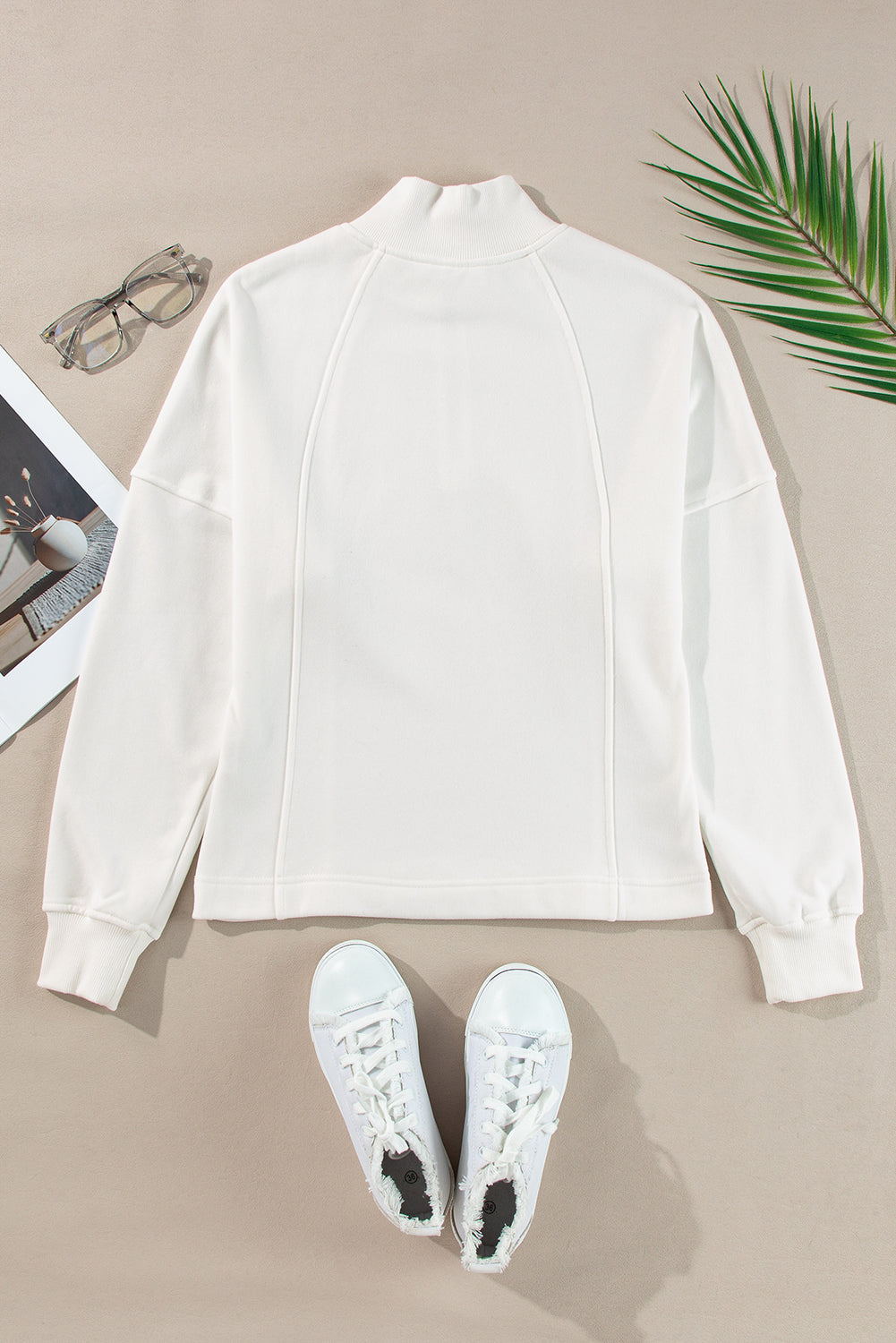 Sudadera blanca con cuello con cremallera y hombros caídos