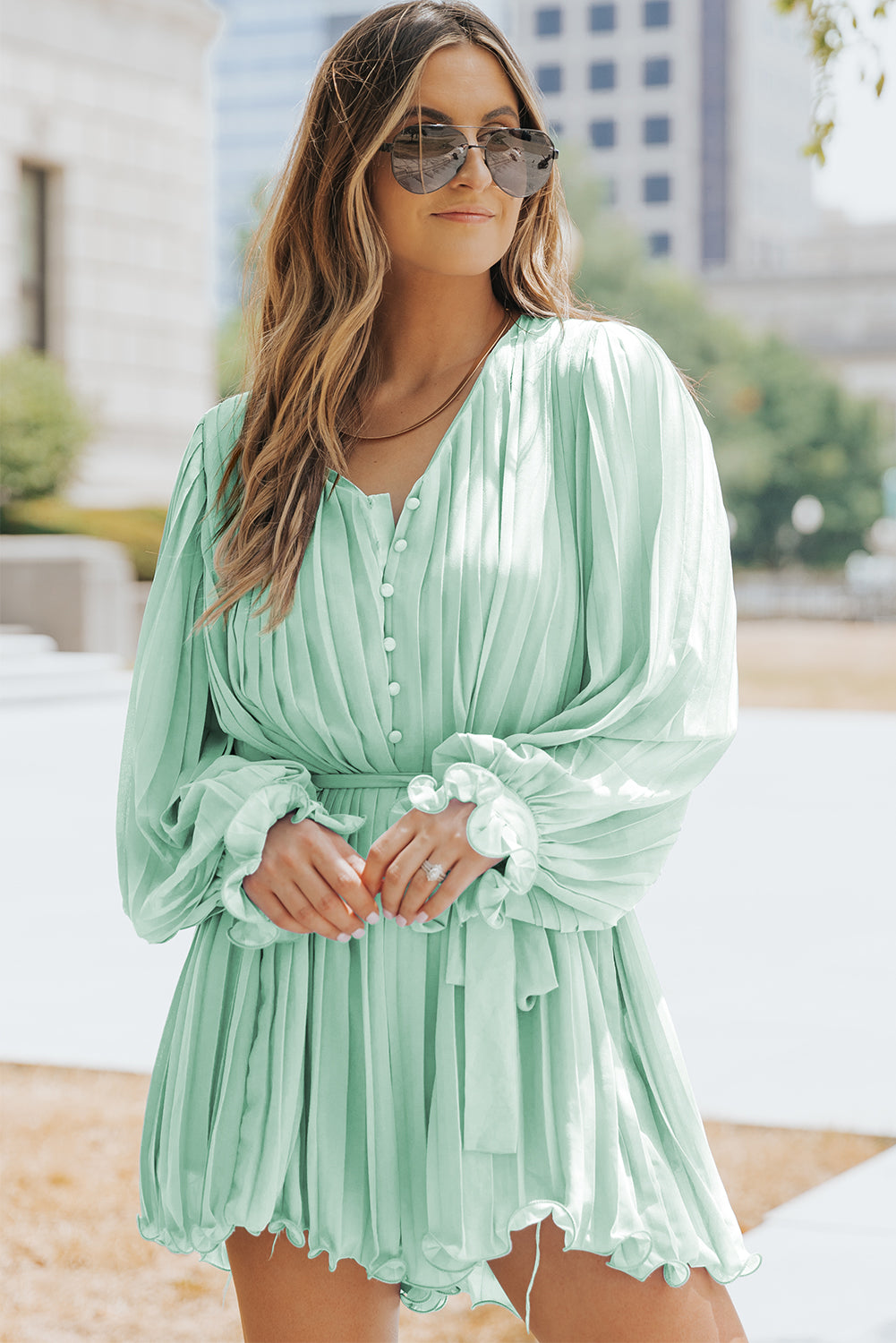 Combi-short plissée à volants et boutons à la taille, col en V, vert-A WOMAN WE LOVE