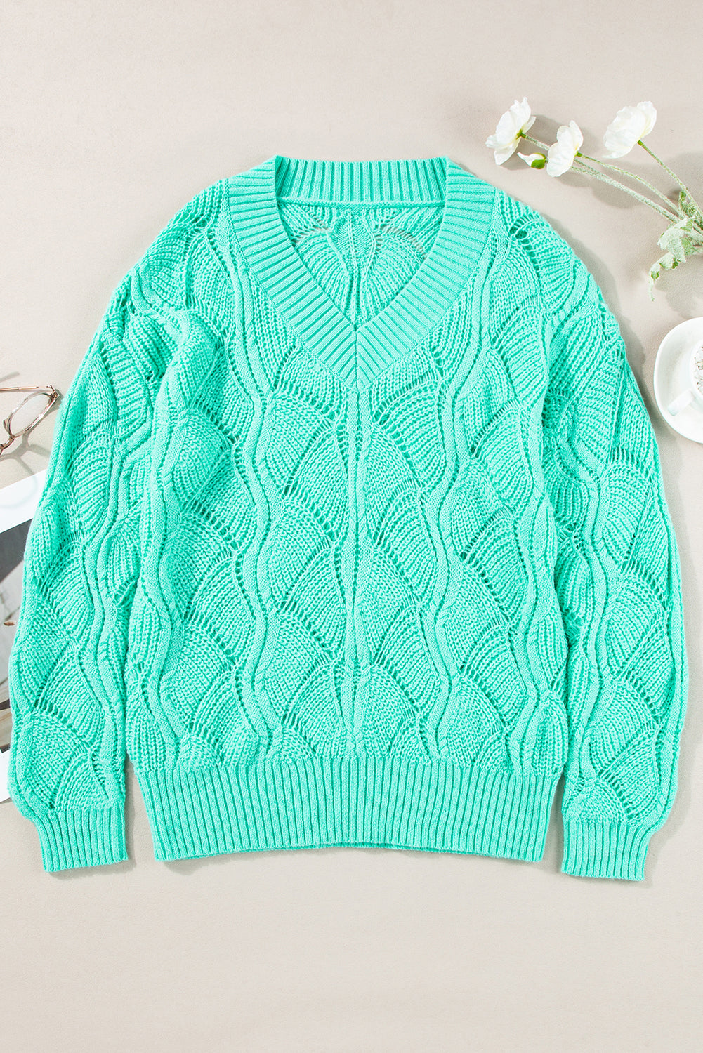 Pull vert menthe en tricot ajouré à col en V et épaules tombantes