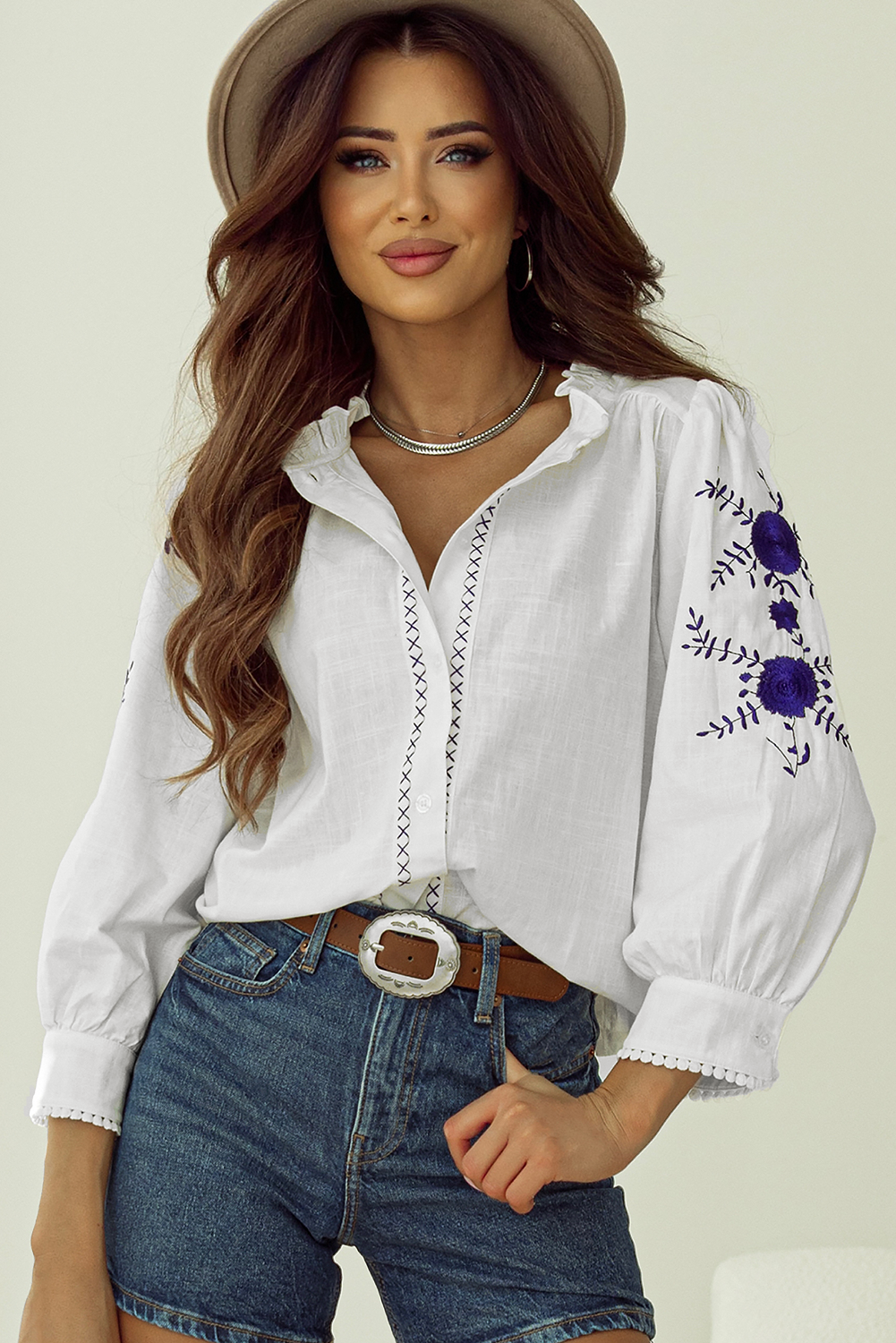 Camisa de manga de pulsera bordada floral blanca