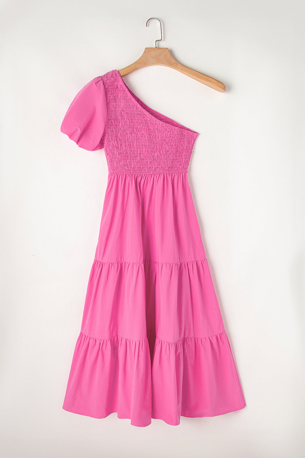 Robe midi asymétrique à manches bouffantes et corsage smocké à plusieurs niveaux rose fraise