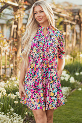 Robe courte à fleurs roses à manches courtes bouffantes et col en V