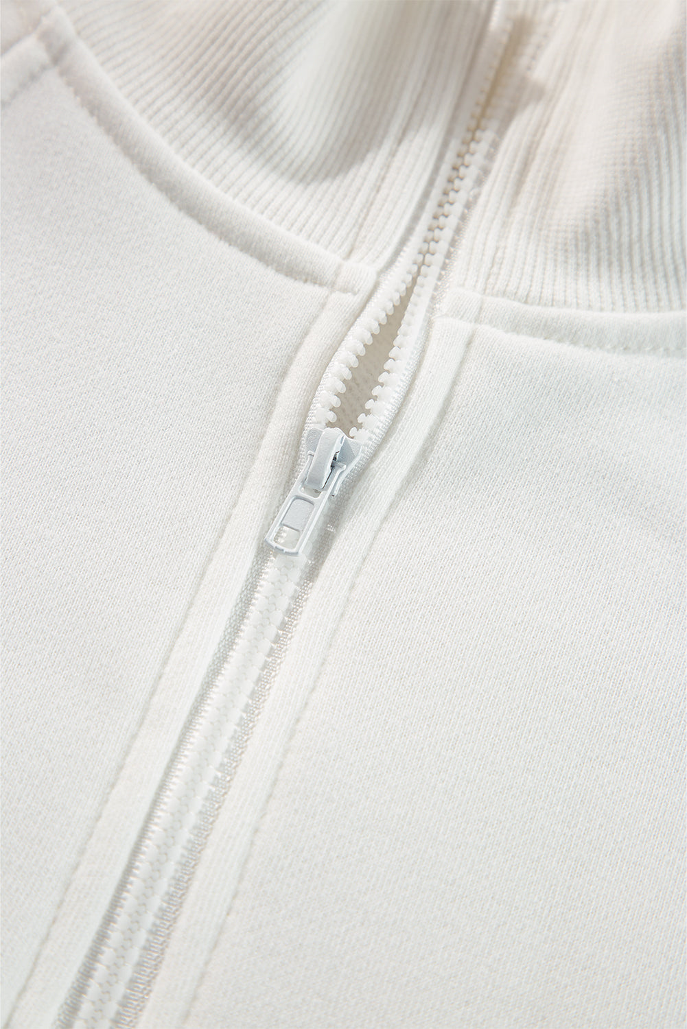 Sudadera blanca con cuello con cremallera y hombros caídos