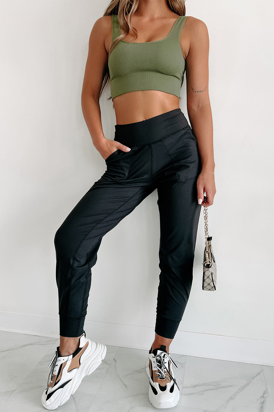 Jogging pants high black with apparent pockets and seams