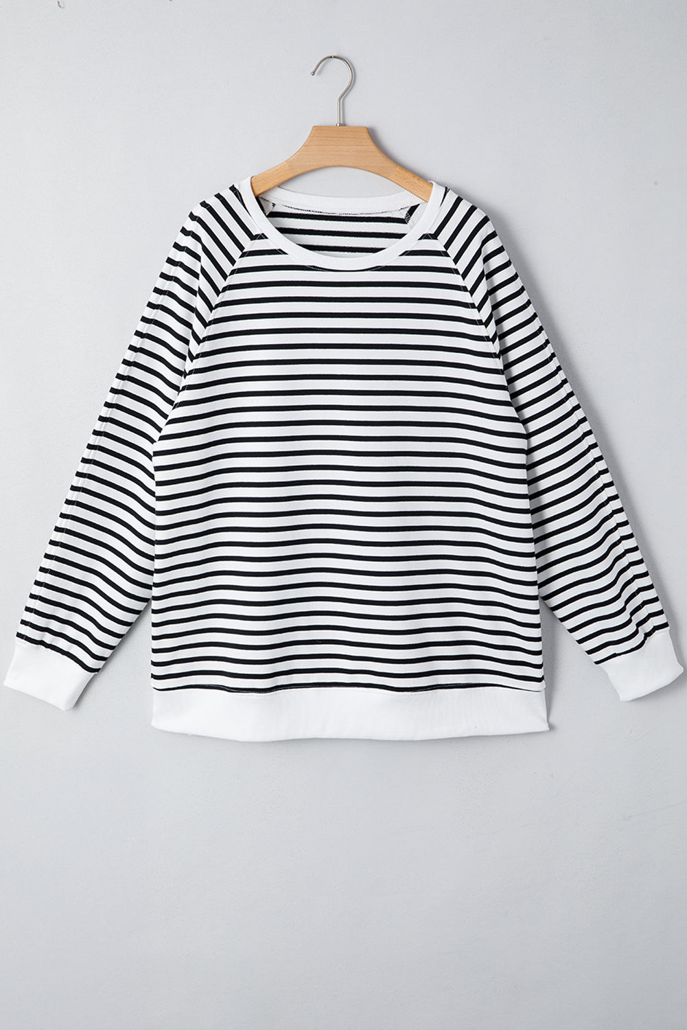 Sweat-shirt ample à rayures noires, manches raglan, fentes latérales