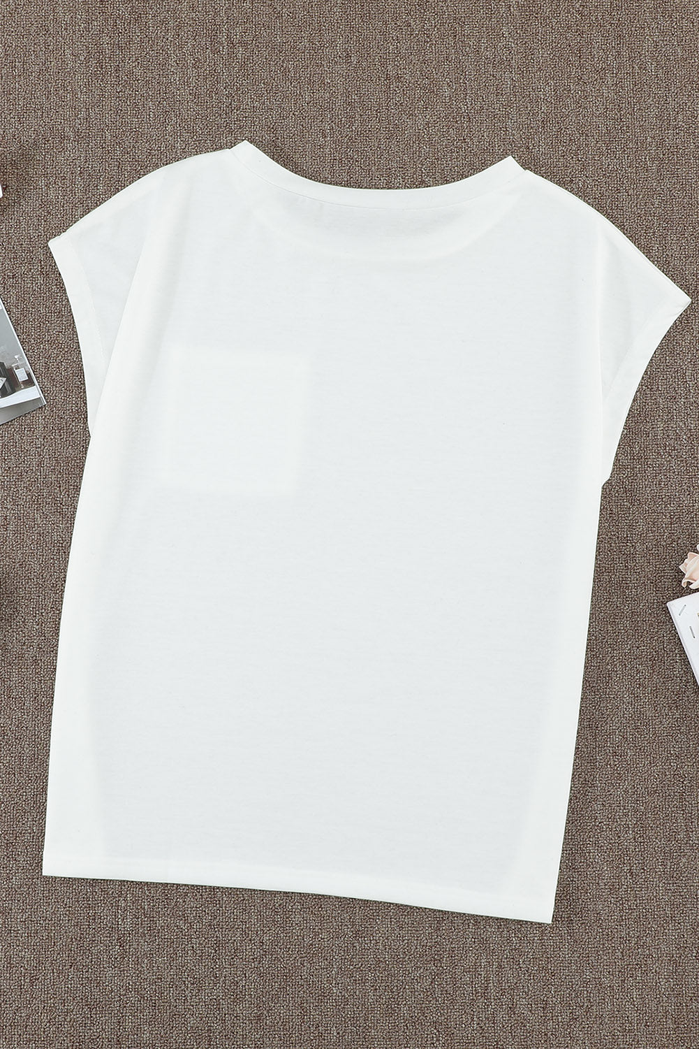 Camiseta blanca con bolsillos con hendiduras laterales