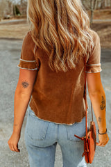 Camiseta de tejer con bordes fruncidos y costuras contrastantes marrones
