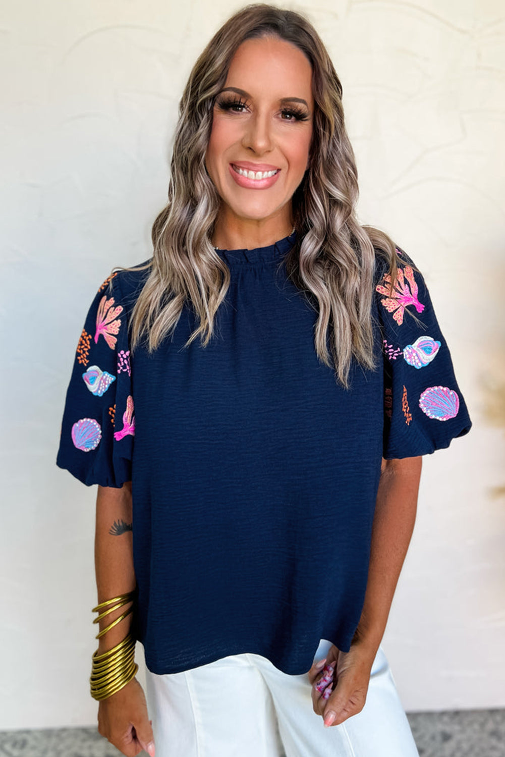 Chemisier bleu voile à col volanté et broderie de coquillages et de corail-A WOMAN WE LOVE