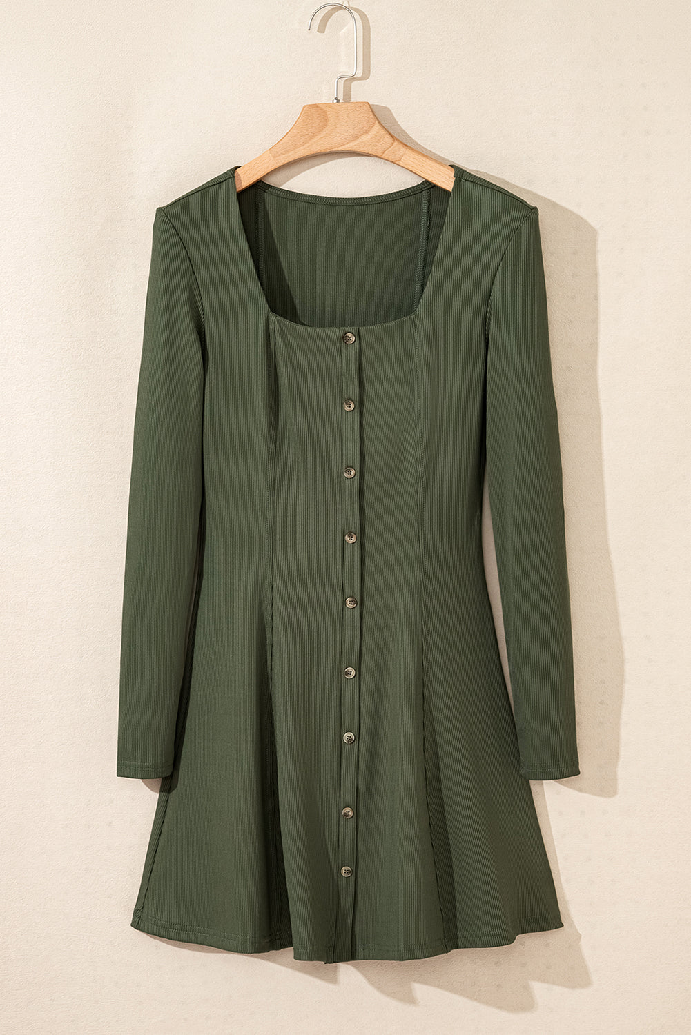 Mini-robe en tricot côtelé vert guacamole, col carré, boutonnée, manches longues