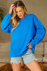 Sudadera básica con manga larga y hombros que caen en un cielo azul liso