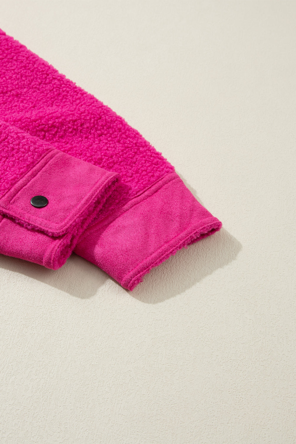 Shacket abbottonate per patchwork in sherpa in cambio rosa brillante